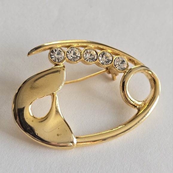 Vintage brooch shaped like a safety pin Gold tone metal sparkly clear gems - Picture 1 of 8